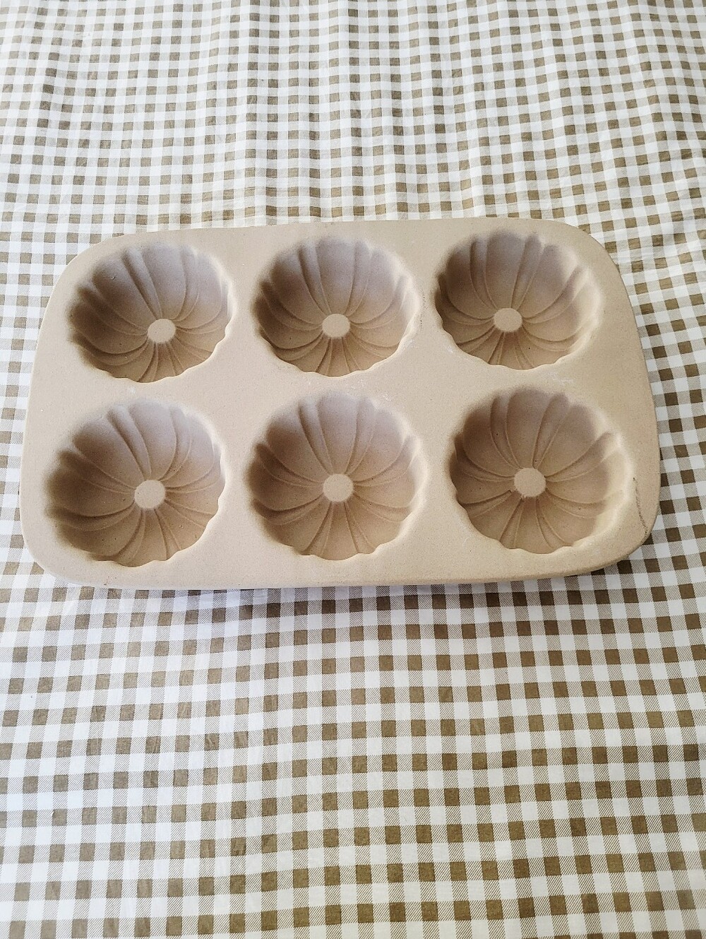 Pampered Chef Classic Stoneware Mini Fluted Cake/Muffin Pans, 6 Spaces - #1441